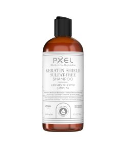 PXEL Keratin Shield Sulfate-Free Shampoo, saçın doğal nem dengesini koruyarak nazik fakat etkili temizlik sağlamak üzere geliştirilmiş sülfatsız bir şampuandır. Keratin, bitkisel proteinler, amino asit kompleksi ve fermente mineral içerikleri sayesinde saç tellerini güçlendirmeye, onarmaya ve dış etkenlere karşı korumaya yardımcı olur.