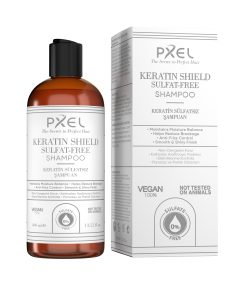 PXEL Keratin Shield Sulfate-Free Shampoo, saçın doğal nem dengesini koruyarak nazik fakat etkili temizlik sağlamak üzere geliştirilmiş sülfatsız bir şampuandır. Keratin, bitkisel proteinler, amino asit kompleksi ve fermente mineral içerikleri sayesinde saç tellerini güçlendirmeye, onarmaya ve dış etkenlere karşı korumaya yardımcı olur.