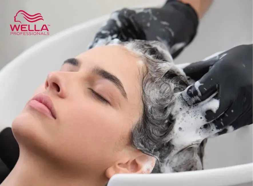 Yazın Kabaran Saçlar: Nem Ve Frizz'E Karşı Kalıcı Bakım Rehberi 19 smoothfiller-salon-yikama-hazirlik